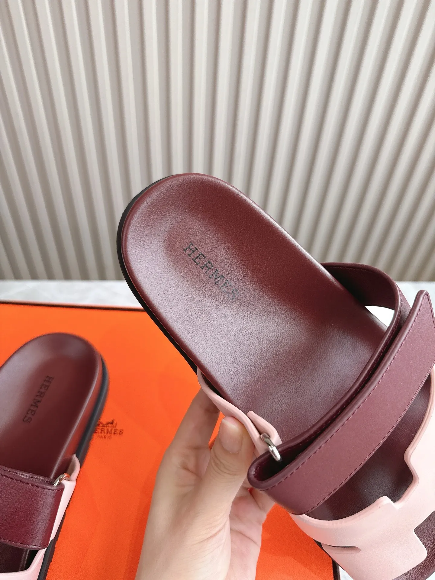 p480🐮🐮Couple model (top version) H family 2024 spring and summer new style HERMES Hermes' recently popular couple model pig nose angle sandals and slippers, paired with various colorful socks, popular. Upper: imported original deerskin (the genuine leather edging is not ordinary super migration). Lining: imported genuine leather. Outsole: Tpu non-slip and wear-resistant outsole. Size: Female 35-42 (40/42 non-returnable and non-exchangeable) Male size: 39-45 (45 non-refundable and non-exchangeable)